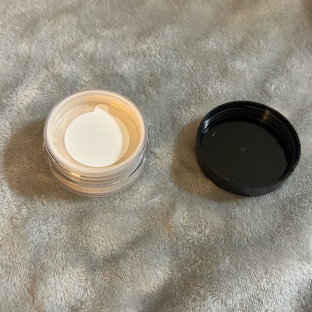 Bake & Set Soft Focus Setting Powder - Picture 3 of 3